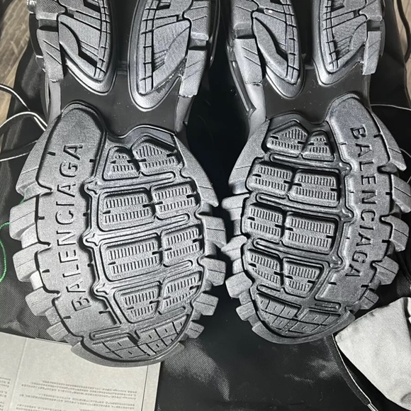 size 8 these sneakers are a must-have for any sneaker enthusiast - Picture 4 of 5